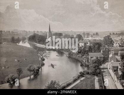 Vue aérienne de la fin du XIXe siècle sur la rivière Avon qui traverse Stratford-upon-Avon, appelée Stratford, ville marchande du comté de Warwickshire, en Angleterre. La ville est une destination touristique populaire en raison de son statut de lieu de naissance et de tombe du dramaturge et poète William Shakespeare. Banque D'Images