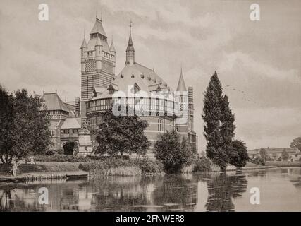 Une vue de la fin du XIXe siècle du premier Théâtre commémoratif de Shakespeare à Stratford-upon-Avon, Warwickshire, Angleterre, a ouvert en 1879. Le théâtre sur un site près de la rivière Avon a été conçu par Dodgshun & Unsworth en brique rouge et avec une grande tour, d'une manière militaire française robuste gothique associée à William Burges. Malheureusement, il a été en grande partie détruit par un incendie en 1926 et une compétition a été organisée pour un nouveau théâtre commémoratif de Shakespeare. Banque D'Images