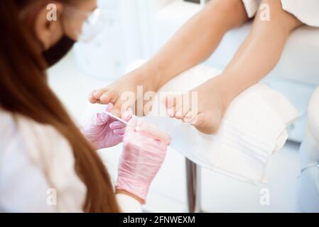 Pieds de femme recevant une pédicure dans un spa de jour Banque D'Images