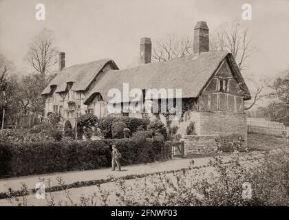 Vue de la fin du XIXe siècle sur Anne Hathaway's Cottage, une ferme de douze pièces où Anne Hathaway, la femme de William Shakespeare, vivait comme enfant dans le village de Shottery, Warwickshire, Angleterre, à environ un mile à l'ouest de Stratford-upon-Avon. La partie la plus ancienne de la maison a été construite avant le XVe siècle; la partie la plus haute est le XVIIe siècle. Banque D'Images