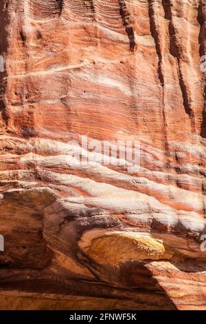 La roche de grès rouge dans la ville rose de Petra en Jordanie. Banque D'Images