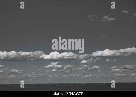 Ciel bleu avec beaucoup de nuages épais. Fond ciel. Temps nuageux. Banque D'Images