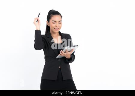 Portrait d'une femme d'affaires utilisant un appareil numérique de tablette portant un costume noir dans un studio de prise de vue isolée sur fond blanc. Joli modèle féminin. Confiance p Banque D'Images