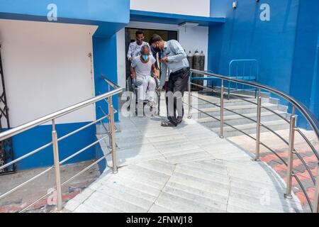 Kolkata, Inde. 19 mai 2021. Un patient qui a été testé positif pour la covid19 est pris pour certains tests à l'hôpital de Barasat Govt. Le nombre record de décès par jour de COVID-19 en Inde est de 4,529 et 2.67 cas Lakh frais. Les cas actifs et les nouveaux cas sont en baisse en Inde, mais le nombre de décès est toujours supérieur à 4000 par jour. (Photo de Dipayan Bose/SOPA Images/Sipa USA) crédit: SIPA USA/Alay Live News Banque D'Images