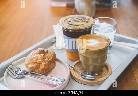 Plateau sur la table en bois avec éclairage matinal. Banque D'Images