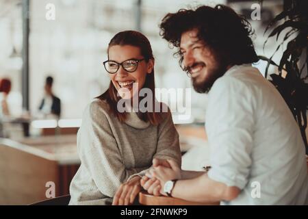 un couple d'affaires est assis dans un café après un jour de semaine Banque D'Images