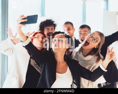 Joyeux rire équipe divers collègues posant pour le portrait de selfie au bureau, groupe amical d'employés d'entreprise de différents âges et ethnies Banque D'Images