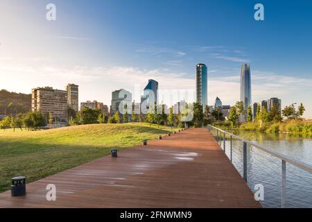 Des toits de bâtiments à Vitacura et districts du Parque Bicentenario de Providencia, Santiago du Chili Banque D'Images