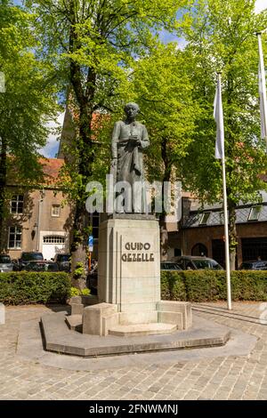 Bruges, Belgique - 12 mai 2021 : statue de Guido Gezelle dans le centre-ville de Burgge Banque D'Images