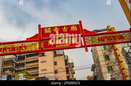 Bangkok Thaïlande 22. Mai 2018 coloré China Town Old Market rue commerçante entrée pleine de magasins d'alimentation et de gens Bangkok Thaïlande. Banque D'Images