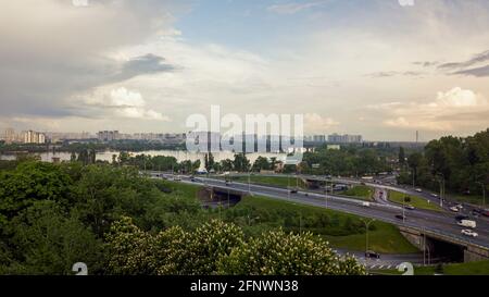 Vue panoramique sur la route et la rivière. Été châtaigne Ukraine, Kiev 18 mai 2021 Banque D'Images