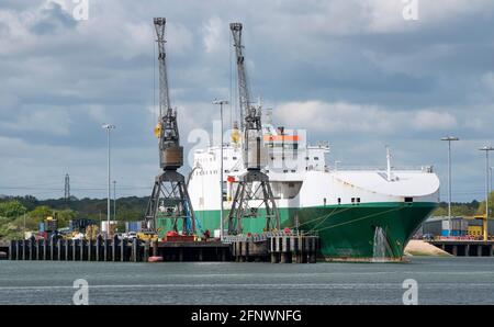 Marchwood, Southampton, Angleterre, Royaume-Uni. 2021. Deux grues se promènent au-dessus de la pointe Roro Hurst un navire de ravitaillement militaire à Marchwood, Southampton Water, Engla Banque D'Images