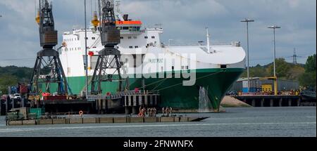 Marchwood, Southampton, Royaume-Uni. Mai 2021. Personnel militaire à bord d'une barge plate sur l'exercice sur Southampton Water avec Hurst point a militaire roro supp Banque D'Images