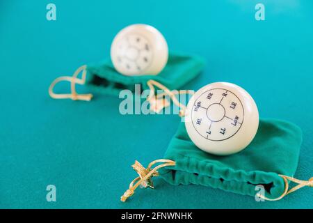 Boules de billard étiquetées avec sacs d'emballage verts. Banque D'Images