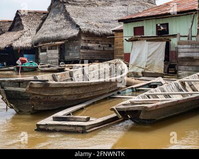 Belen, Pérou - Mai 2016: Maisons flottantes en bois et maisons sur pilotis dans la plaine d'inondation de la rivière Itaya, la partie la plus pauvre d'Iquitos - Belén. Venise Banque D'Images