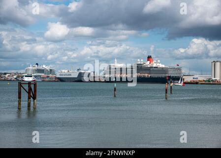 Southampton, Angleterre, Royaume-Uni. 2021. Le port de Southampton a traversé Southampton Water avec plusieurs navires le long d'une brillante journée de printemps. Banque D'Images