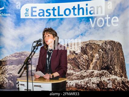 Monica Patterson, annonce du chef de l'exécutif du Conseil de Lothian est lors des élections parlementaires écossaises, Meadowmill Sports Center, East Lothian, Écosse Banque D'Images