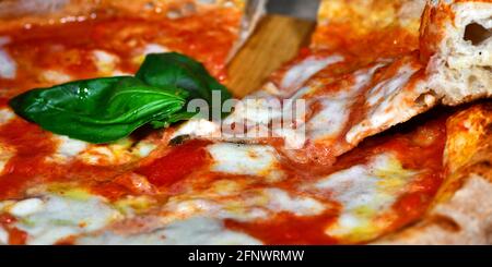 Pizza napolitaine margherita italienne originale à pâte élevée à base de mozzarella, fromage, mozzarella de buffle, sauce tomate, basilic Banque D'Images