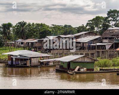 Caballococha, Pérou - 11 décembre 2017: Maisons flottantes en bois et maisons sur pilotis dans la petite ville sur la rive de l'Amazone sur le chemin de Santa Rosa à Banque D'Images