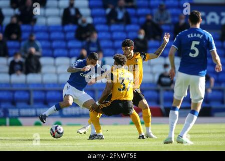 Everton, Royaume-Uni. 19 mai 2021. Allan d'Everton (l) lutte pour le bal avec Adama Traore (37) et Morgan Gibbs-White de Wolverhampton Wanderers. Match Premier League, Everton contre Wolverhampton Wanderers à Goodison Park à Liverpool le mercredi 19 mai 2021. Cette image ne peut être utilisée qu'à des fins éditoriales. Utilisation éditoriale uniquement, licence requise pour une utilisation commerciale. Aucune utilisation dans les Paris, les jeux ou les publications d'un seul club/ligue/joueur. photo par Chris Stading/Andrew Orchard sports Photography/Alamy Live News crédit: Andrew Orchard sports Photography/Alamy Live News Banque D'Images