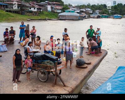 San Pablo de Loreto, Pérou - 12 mai 2016, Port avec pont-levis dans un petit village sur les rives de l'Amazone, Amazonie, Amérique du Sud. Banque D'Images