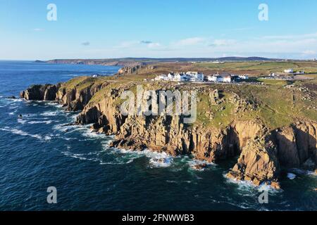 Belle vue aérienne des terres à la fin de Cornwall avec l'océan, les falaises et la côte sauvage lors d'une journée ensoleillée Banque D'Images