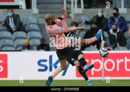 NEWCASTLE UPON TYNE, ROYAUME-UNI. 19 MAI David McGoldrick de Sheffield United bloque une autorisation de Paul Dummett de Newcastle United lors du match de la Premier League entre Newcastle United et Sheffield United à St. James's Park, Newcastle, le mercredi 19 mai 2021. (Credit: Mark Fletcher | MI News) Credit: MI News & Sport /Alay Live News Banque D'Images