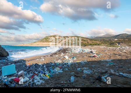 Les déchets de plastique se délaillent sur une plage en Grèce. Banque D'Images