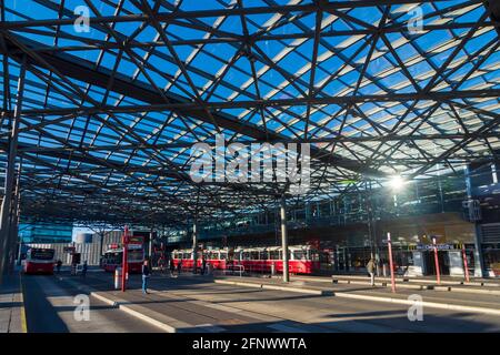 Wien, Vienne: Place et gare Praterstern, toit au-dessus de l'arrêt de bus et de tram en 02. Leopoldstadt, Vienne, Autriche Banque D'Images