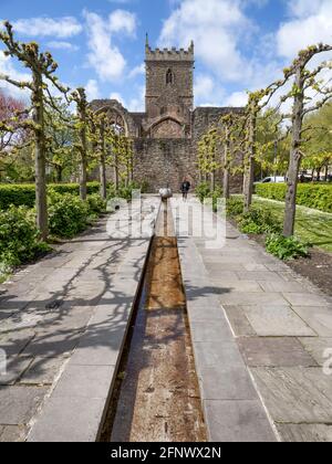 Jardin d'eau à côté de l'église St Pierre à Castle Park dans le centre de Bristol UK avec des sculptures de Peter Randall-Page Banque D'Images