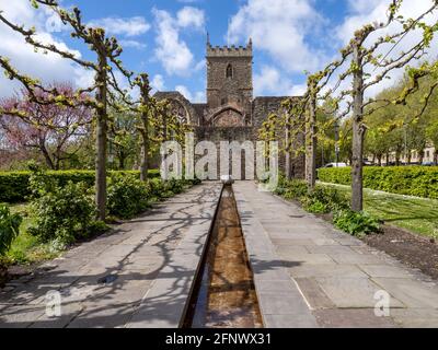 Jardin d'eau à côté de l'église St Pierre à Castle Park dans le centre de Bristol UK avec des sculptures de Peter Randall-Page Banque D'Images