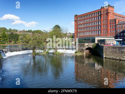 Belper North Mill également connu sous le nom de Strutt North Mill on La rivière Derwent dans le Derbyshire Royaume-Uni construit comme un coton usine dans le début de la révolution industrielle Banque D'Images