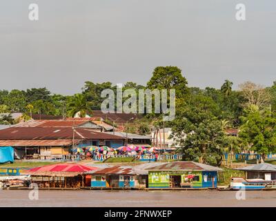 Indiana Village, rivière Amazone, Pérou - 12 mai 2016 : petit village sur la rive de la rivière Amazone Banque D'Images