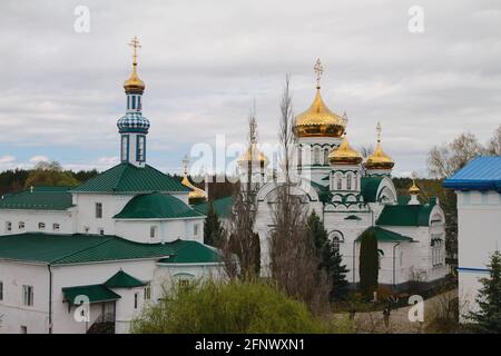 Église en l'honneur des Pères Saints dans le Sinaï et Raifa battus (à gauche) et la cathédrale de la Trinité. Raifa, Tatarstan, Russie Banque D'Images