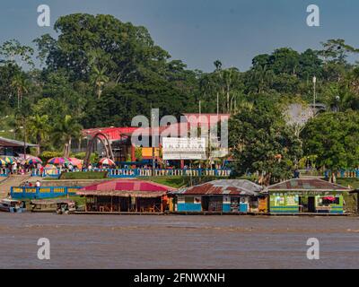 Amazon River, au Pérou - 12 mai 2016 : petit village sur la rive de la rivière Amazone Banque D'Images