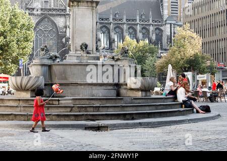 La fille au ballon place de la cathédrale Liège Banque D'Images