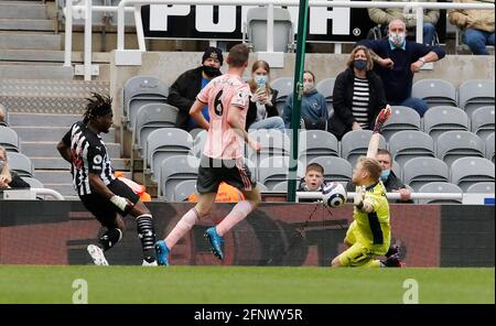 Newcastle, Angleterre, le 19 mai 2021. Aaron Ramsdale de Sheffield Utd fait des économies à Allan Saint-Maximin de Newcastle United lors du match de la Premier League à St. James's Park, Newcastle. Crédit photo à lire: Darren Staples / Sportimage crédit: Sportimage / Alay Live News Banque D'Images