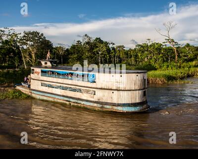 Amazone, Pérou - Mai 2016 : vue sur le grand bateau en bois sur la rive de l'Amazone. Luncha a appelé 'Prestolly' Amazonia. Amérique du Sud Banque D'Images