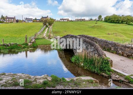 Pont de Packhorse sur la rivière Bradford en contrebas du village de Youlgreave dans le Derbyshire Peak District Royaume-Uni Banque D'Images