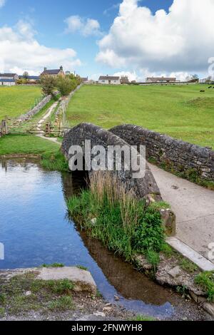 Pont de Packhorse sur la rivière Bradford en contrebas du village de Youlgreave dans le Derbyshire Peak District Royaume-Uni Banque D'Images