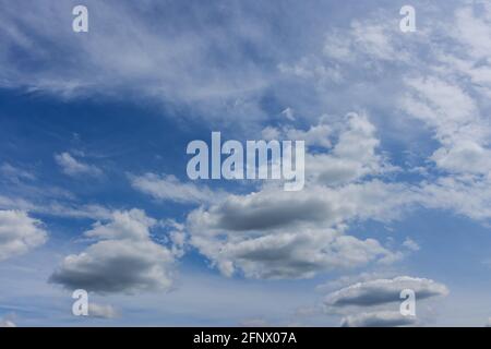 Cumulus de nuages blancs flottant sur la composition naturelle de la lumière du ciel Banque D'Images