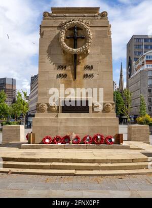 Le mémorial Cenotaph aux morts de la première et de la deuxième guerre mondiale dans le centre-ville de Bristol au Royaume-Uni Banque D'Images