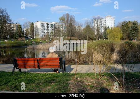 Parc dans le quartier résidentiel de Rakowiec, une partie de la coopérative d'habitation de Varsovie, Ochota, Varsovie, Pologne Banque D'Images