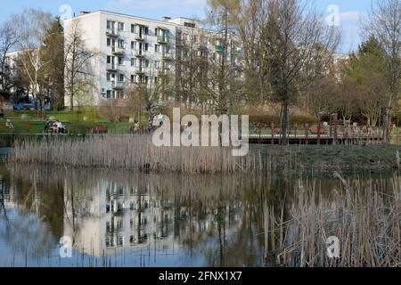 Parc dans le quartier résidentiel de Rakowiec, une partie de la coopérative d'habitation de Varsovie, Ochota, Varsovie, Pologne Banque D'Images