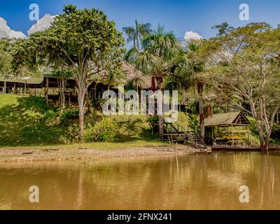 Amazonia, Brésil - Mai 2016:, UNE petite station sur la rive de la rivière, avec des maisons en bois, un paradis sur terre pour un moment de repos dans l'Am tropical Banque D'Images