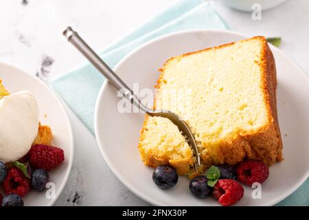 Gâteau traditionnel à la vanille cuit dans une poêle à pain Banque D'Images