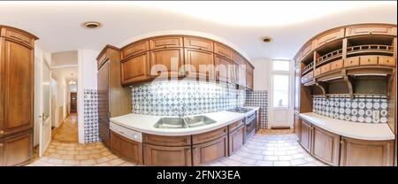 panorama à 360 degrés de l'intérieur de la cuisine maison avec bois placards, murs et sol carrelés dans un appartement de style rétro Banque D'Images