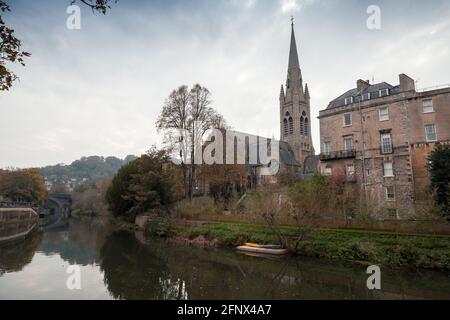 Bath, Somerset, Royaume-Uni. Vue sur la vieille ville avec l'église Saint-Jean-l'évangéliste Banque D'Images