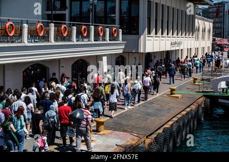 Istanbul, Turquie. 19 mai 2021. Les gens sont vus marcher dans la rue dans le quartier de Kadikoy à Istanbul. Les citoyens ont apprécié le beau temps le 19 mai commémoration de la Journée Ataturk, de la Jeunesse et des Sports. Crédit : SOPA Images Limited/Alamy Live News Banque D'Images