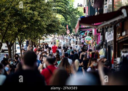 Istanbul, Turquie. 19 mai 2021. Les gens sont vus marcher dans la rue dans le quartier de Kadikoy à Istanbul. Les citoyens ont apprécié le beau temps le 19 mai commémoration de la Journée Ataturk, de la Jeunesse et des Sports. Crédit : SOPA Images Limited/Alamy Live News Banque D'Images